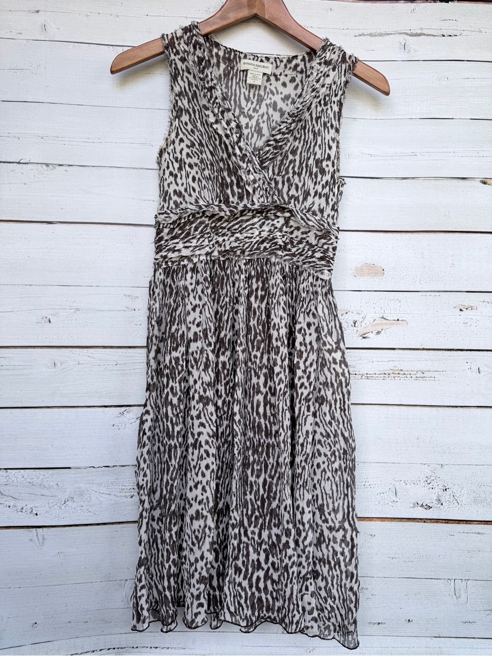 Banana Republic 100% Silk Ruffle V Neck Ruched Silhouette Sheath Dress Size 2